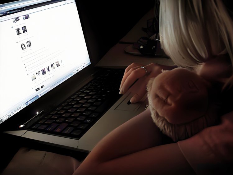 Девушка у монитора