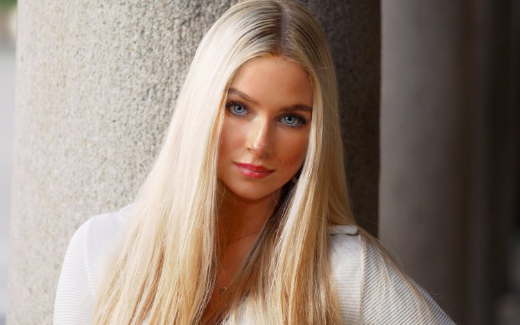 Блондинка с прямыми волосами