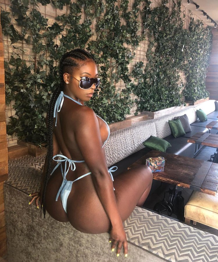 Модель Андреа БИК асс мулатка