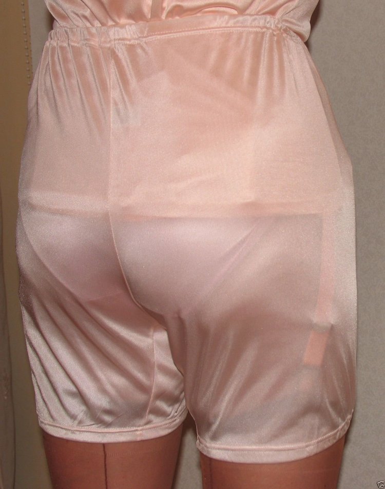 Панталоны под платьем