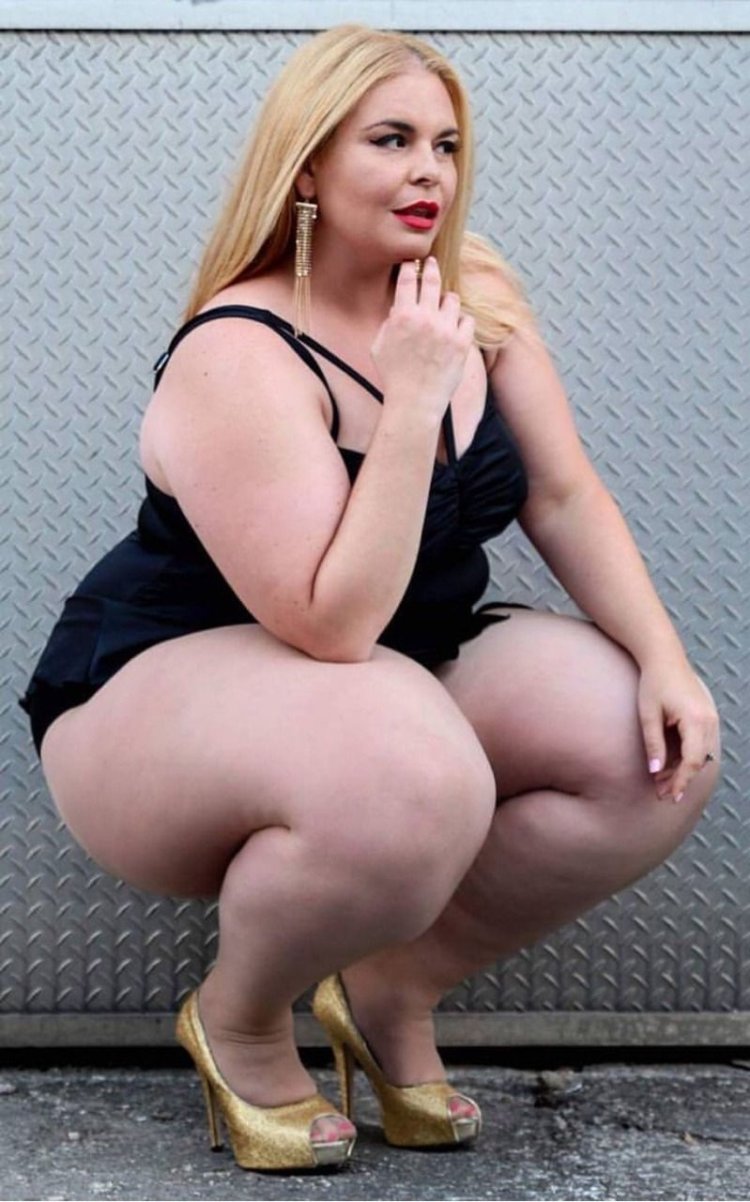 Kandi Kobain в платье