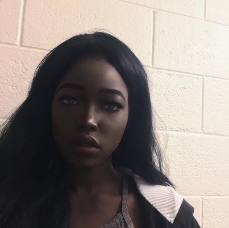 Модель Лола Чуил