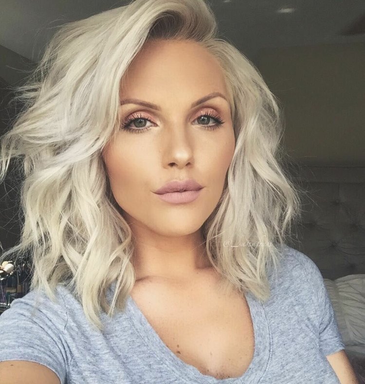 Девушка со светлыми волосами