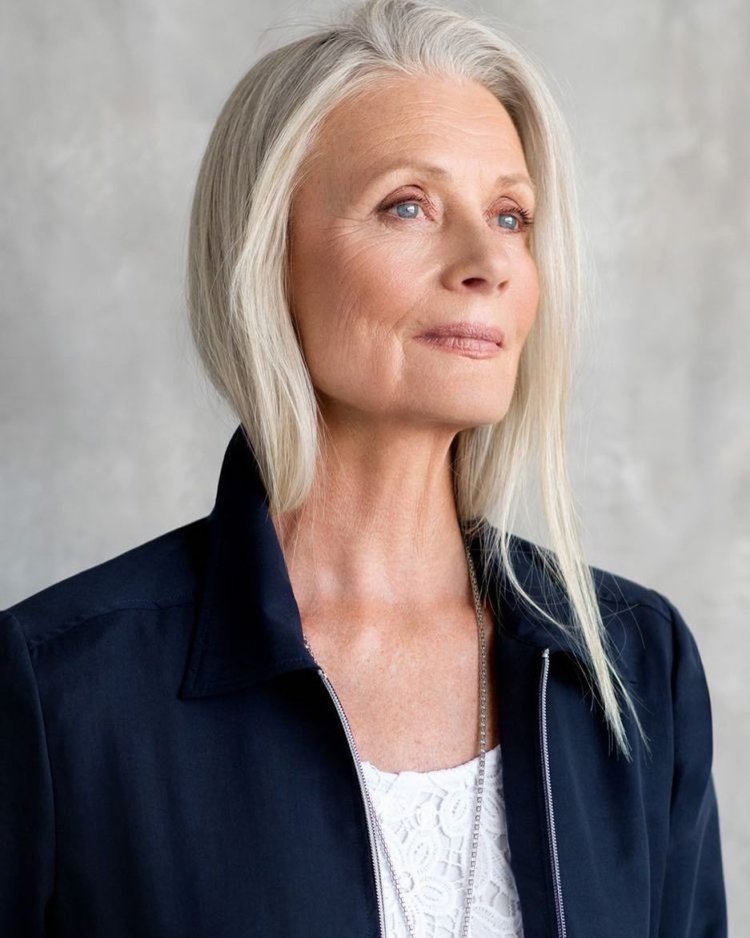 Красивая пожилая женщина