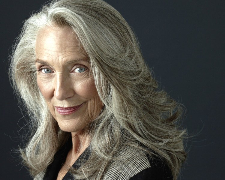 Пожилая женщина с длинными волосами