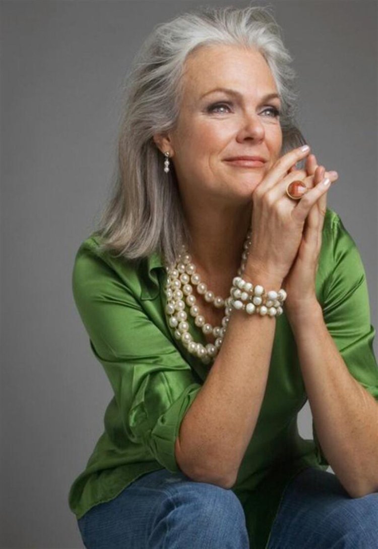 Красивая пожилая женщина