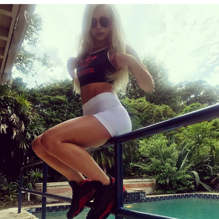 Лив Морган в селфи