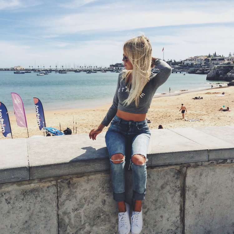 Блондинка в джинсах со спины