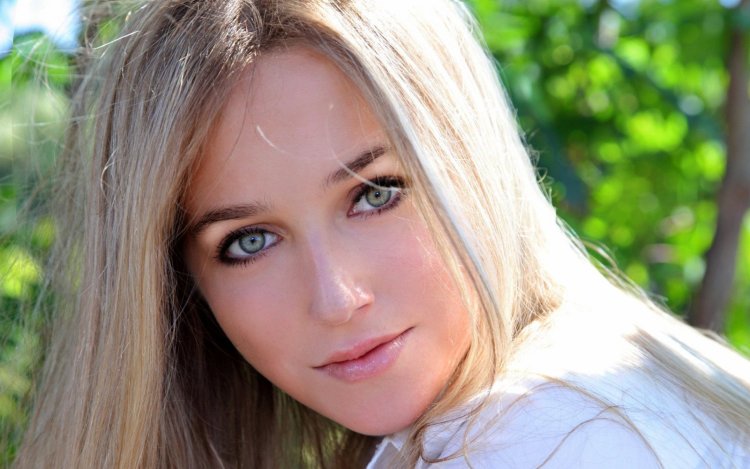 Русая голубоглазая девушка
