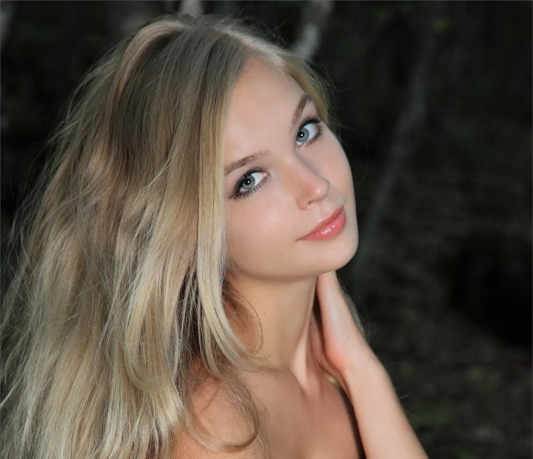 Блондинка Сиенна Аквамарин