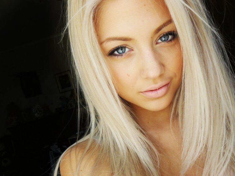 Одинаковые блондинки