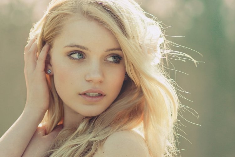 Блондинка с голубыми глазами