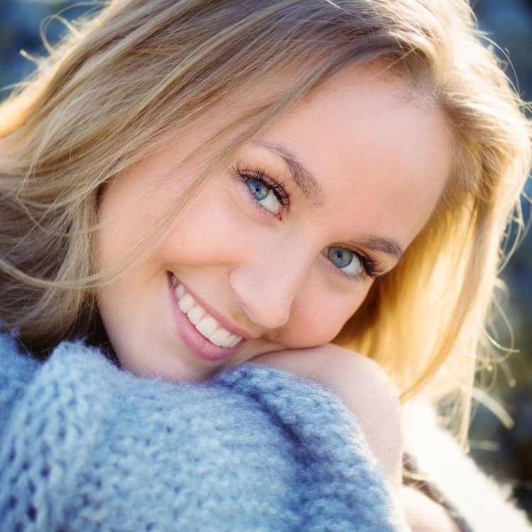Блондинка с голубыми глазами