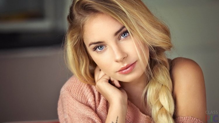 Красивая девушка блондинка