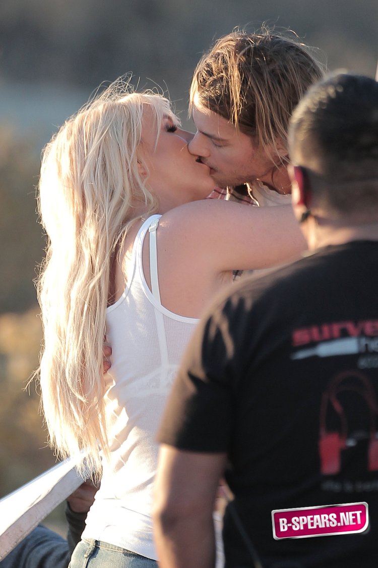 Блондин целует