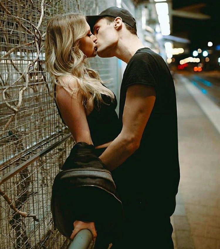 Блондинка и брюнет