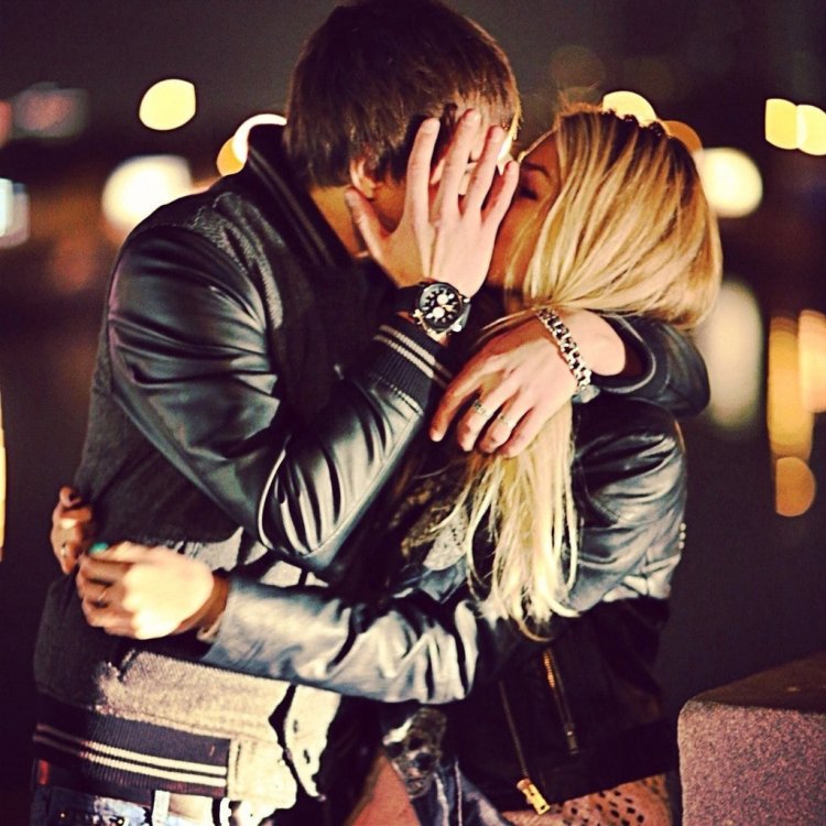 Блондинка и брюнет