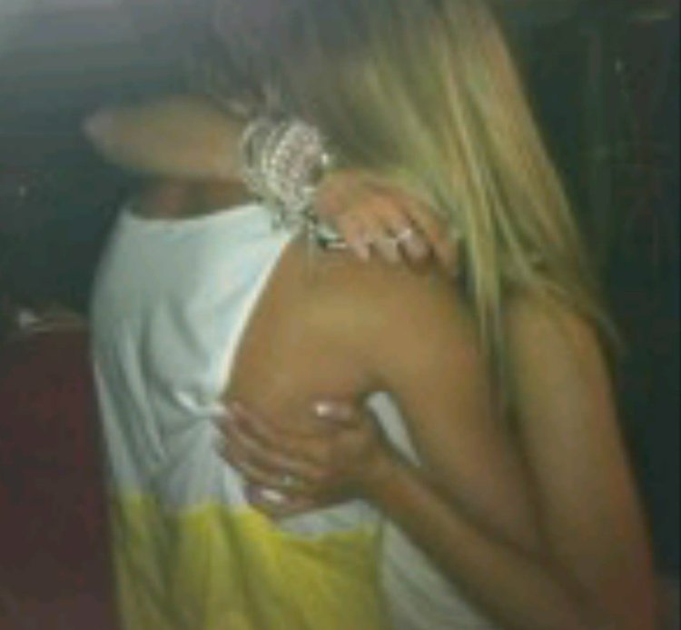 Блондинка с парнем без лица