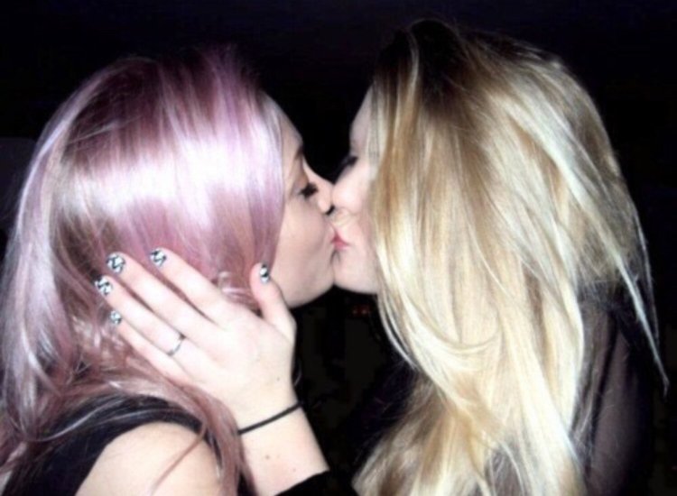 Блондинка и брюнетка поцелуй