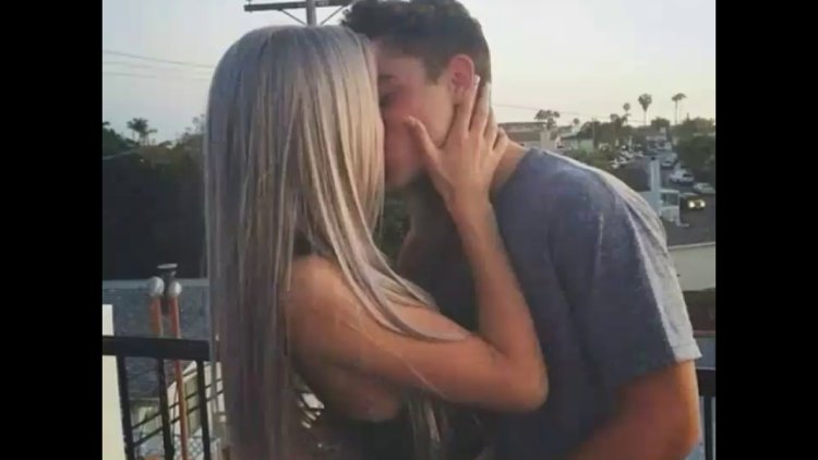 Девушка блондинка с парнем