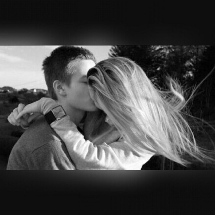 Светлая девушка с парнем