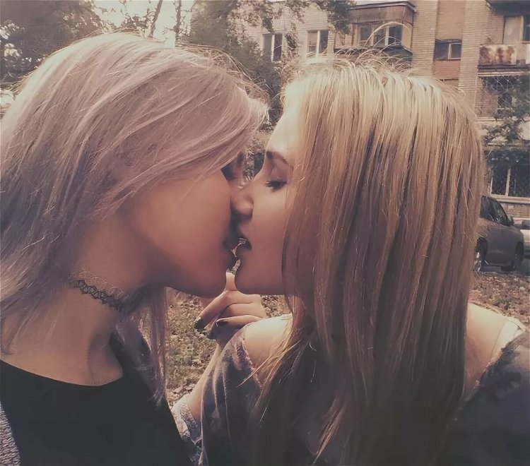 Девушки целуются