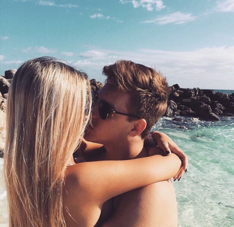 Светловолосые девушки с парнями