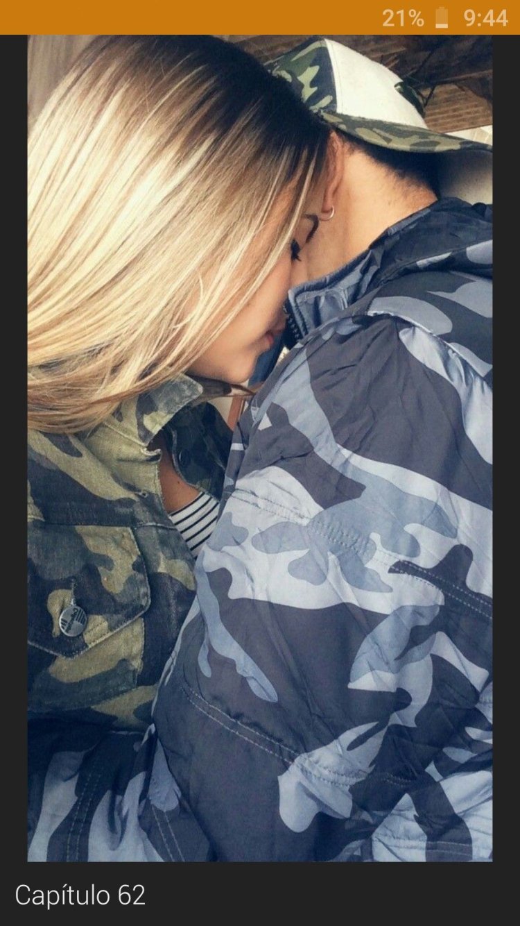 Девушка обнимает парня в форме