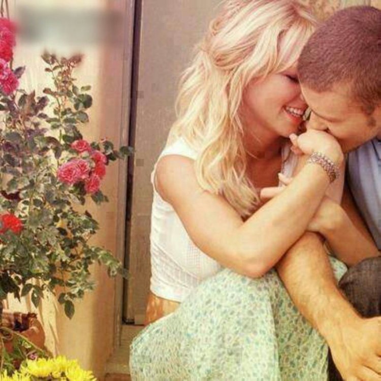 Влюбленные блондинка и блондин