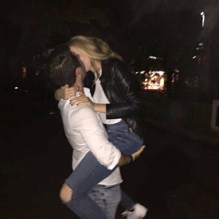 Блондинка с парнем без лица ночью