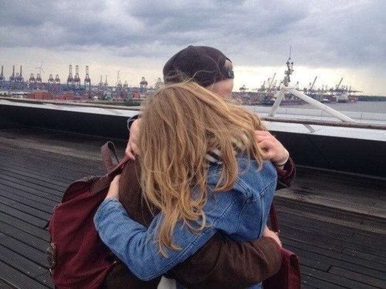 Девушка со светлыми волосами с парнем