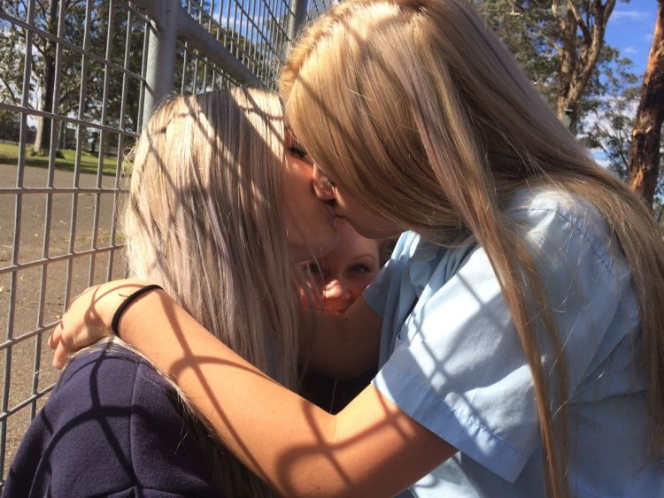 Поцелуй двух девочек в