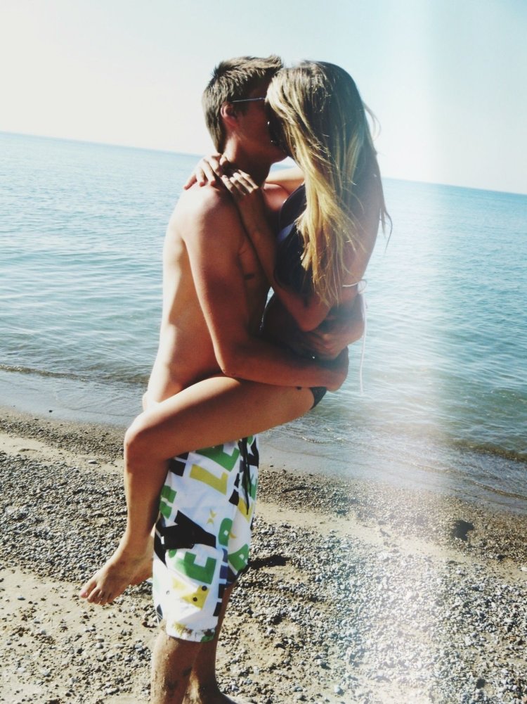 Девушка блондинка с парнем на море