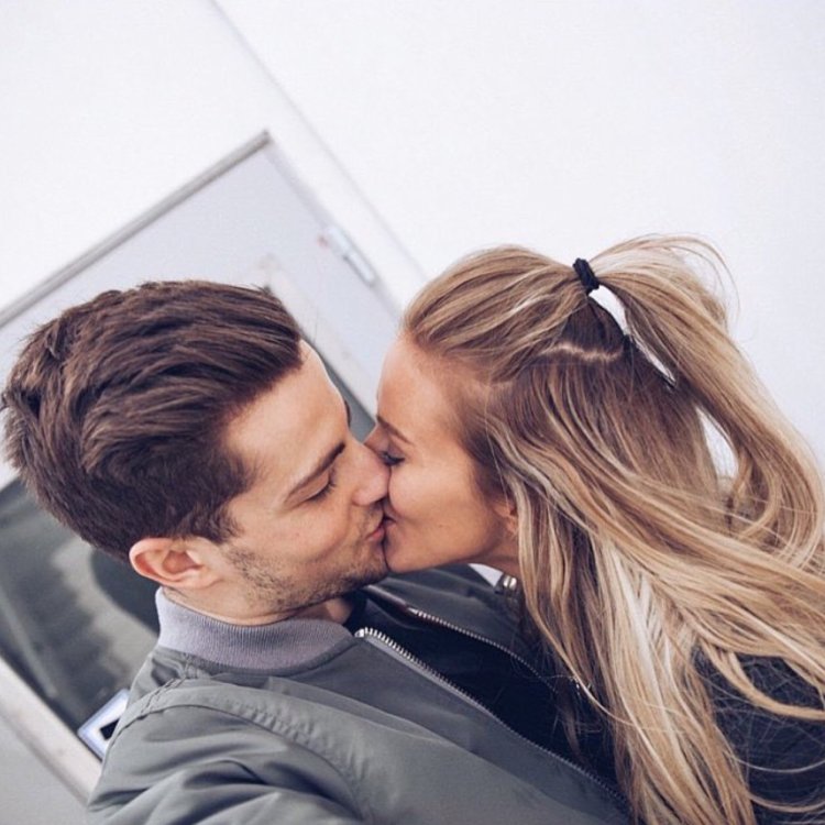 Блондинка и парень брюнет