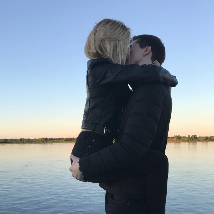 Девушка с каре с парнем