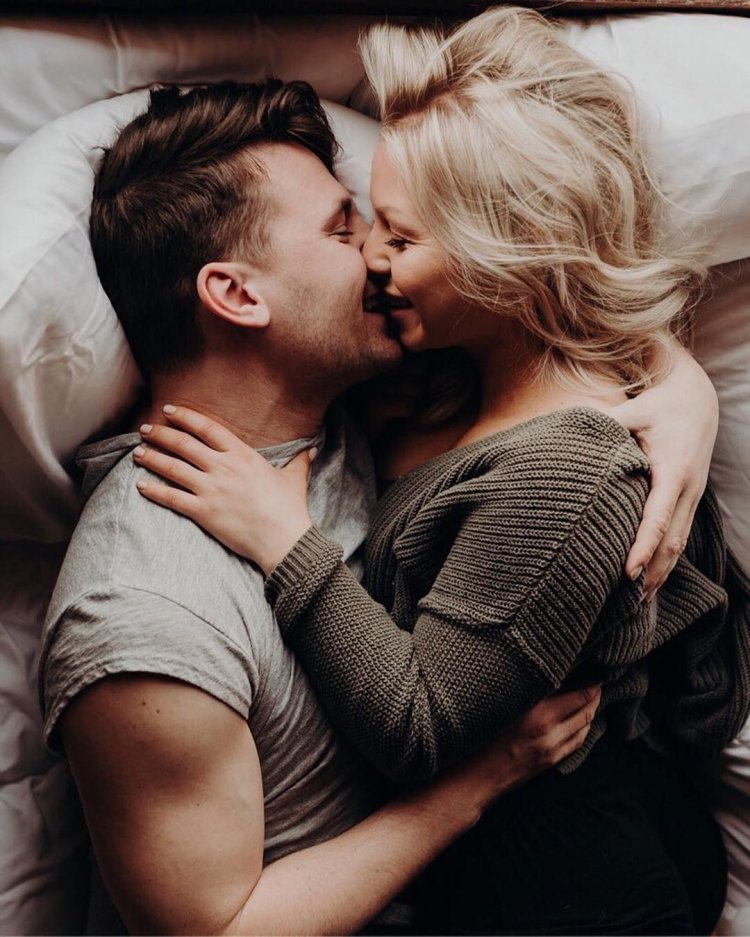 Поцелуй с блондинкой