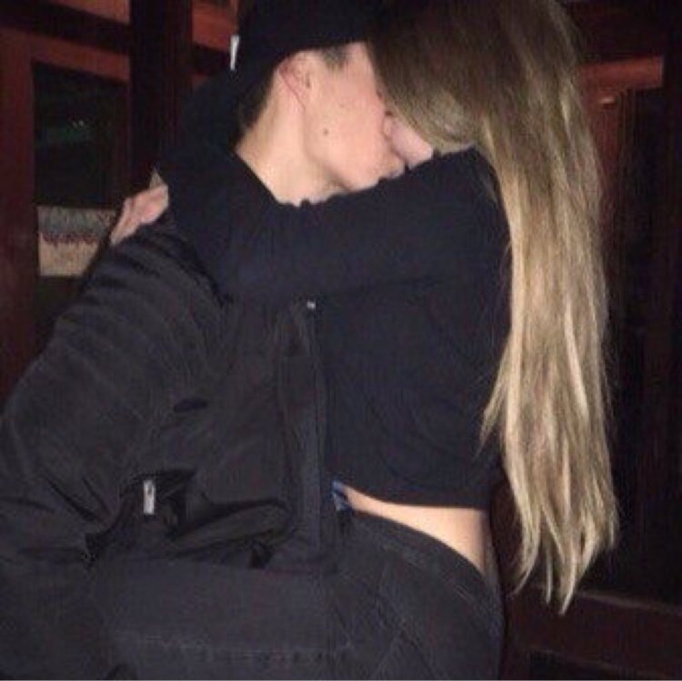 Девушка с парнем без лица