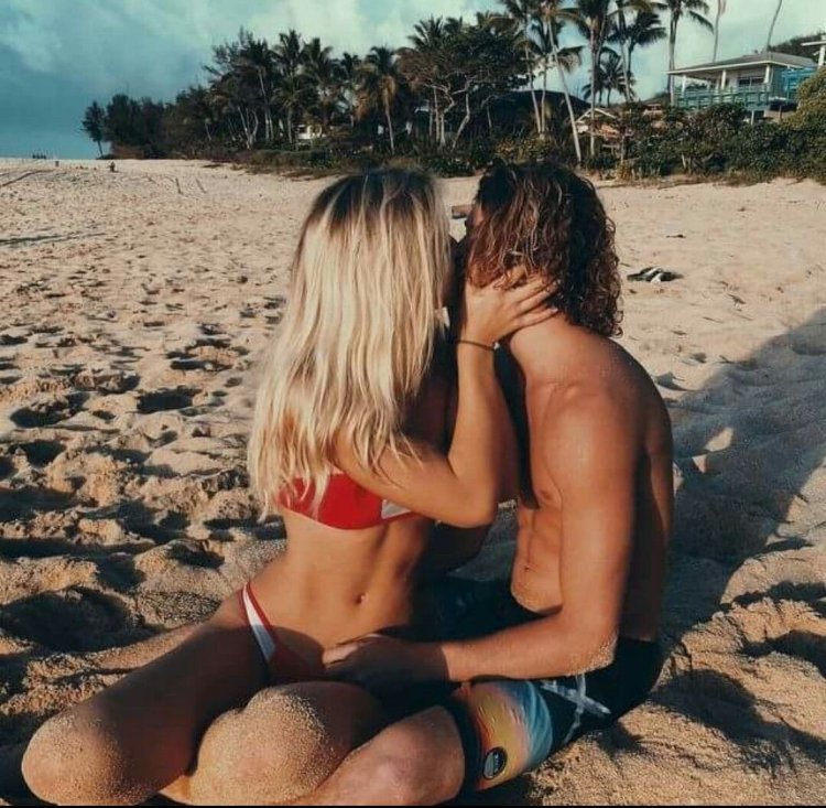 Парень с девушкой на пляже