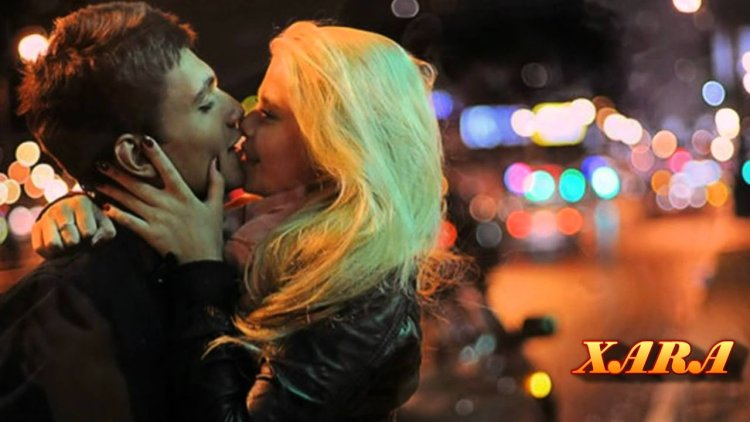 Девушка блондинка с парнем