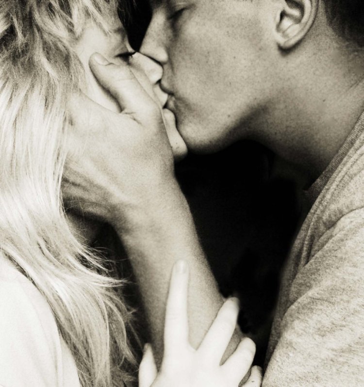 Объятия с блондинкой