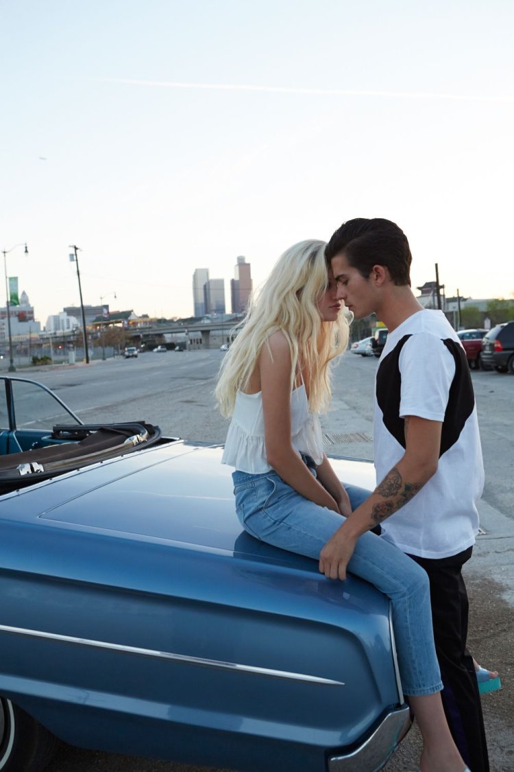 Поцелуй возле машины