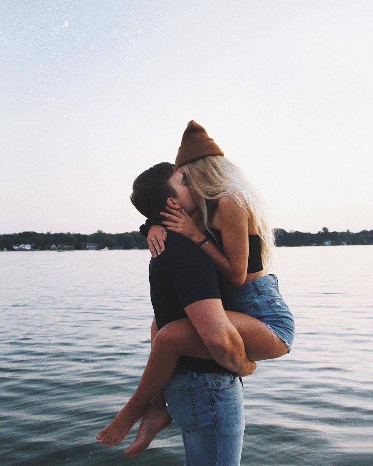 Светленькая девушка с парнем