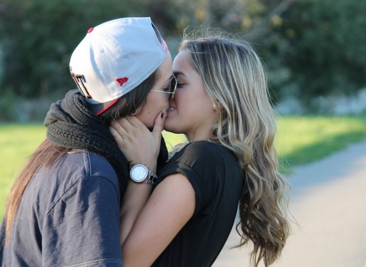 Две девушки любовь