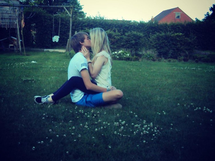 Блондинка с парнем без лица