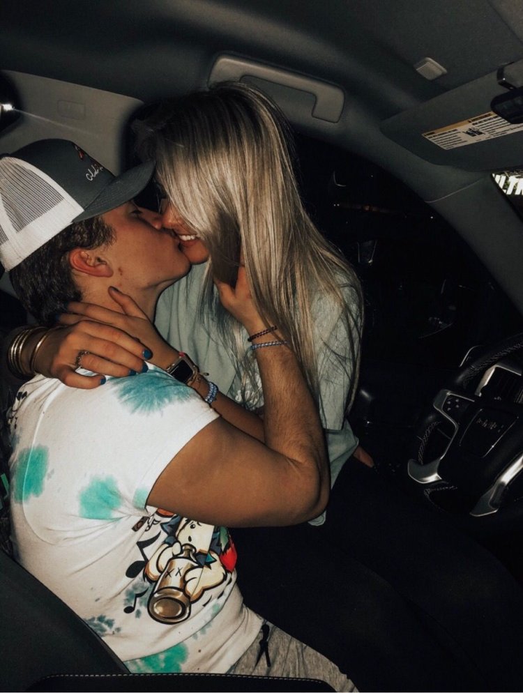 Поцелуй возле машины