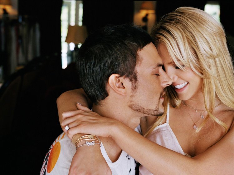 Блондинка и брюнет