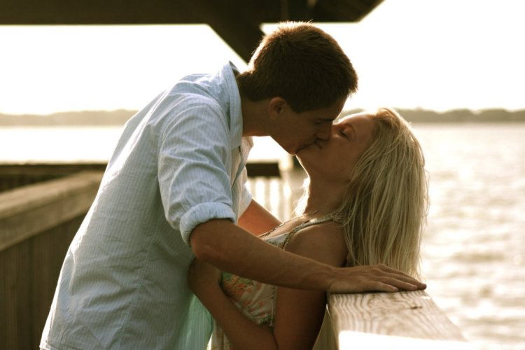 Влюбленные блондинка