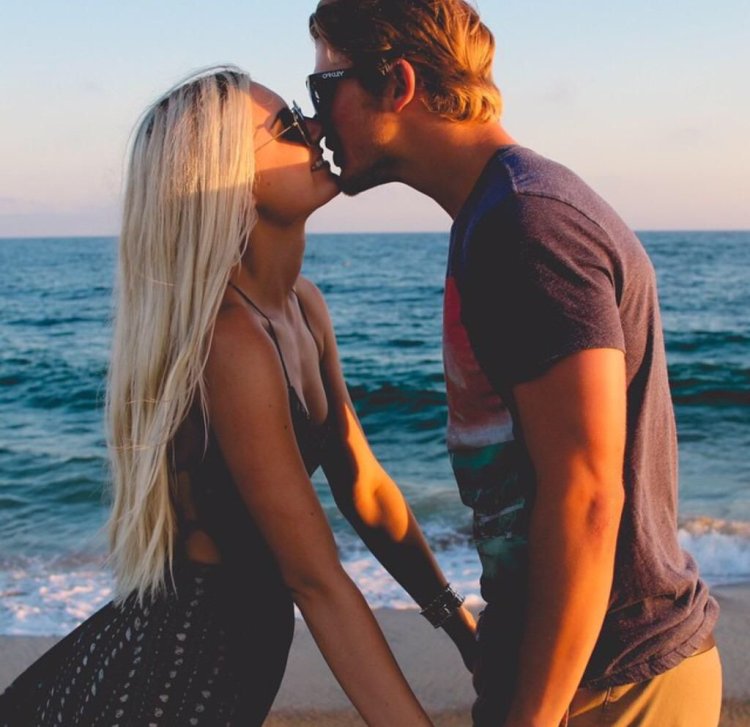 Блондин и блондинка