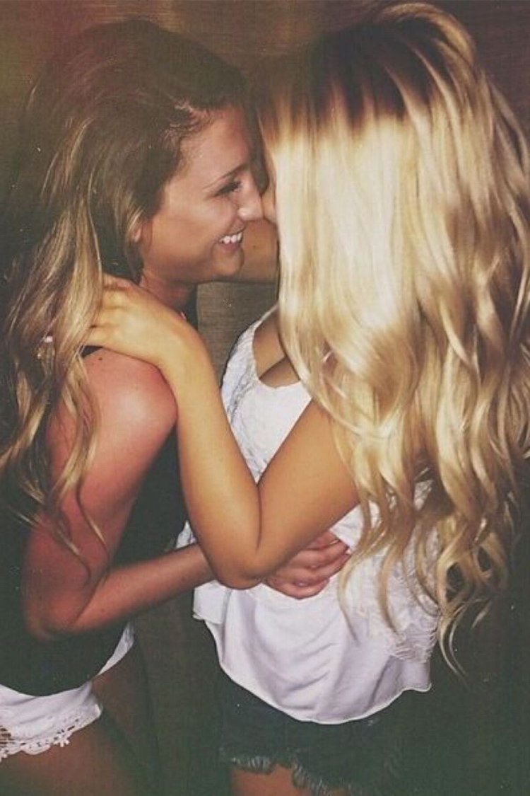 Две Светловолосые подруги