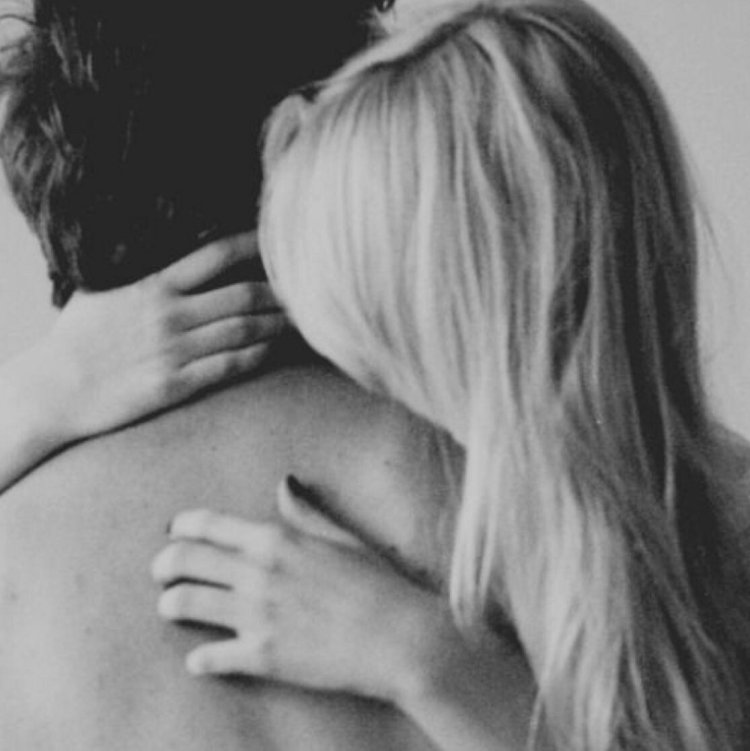 Обнимает блондинку